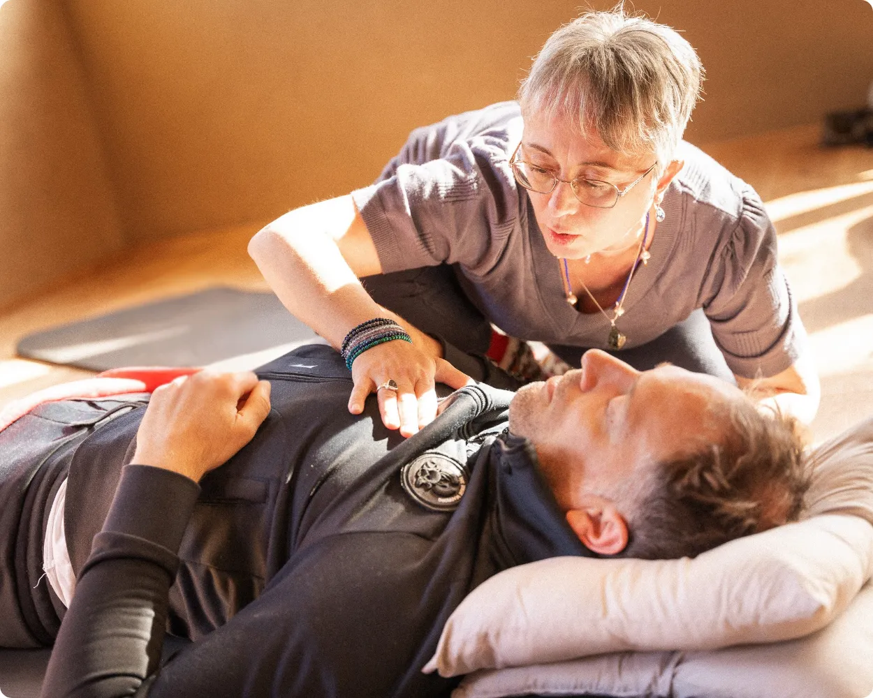 atemtherapie-einzelsitzung-begleitung-therapeut-quer